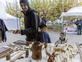 Urroz celebra su feria de artesanía y ganado.
