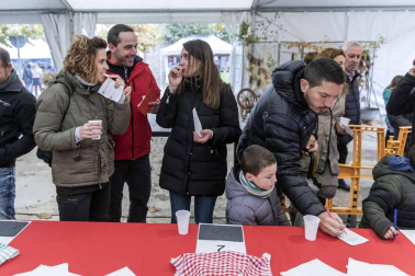 Urroz celebra su feria de artesanía y ganado.