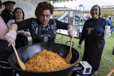 Urroz celebra su feria de artesanía y ganado.