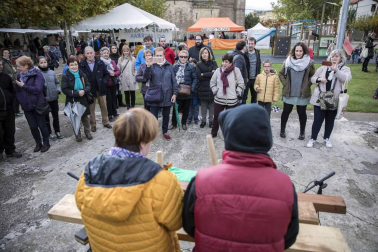 Urroz celebra su feria de artesanía y ganado.