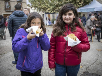 Urroz celebra su feria de artesanía y ganado.