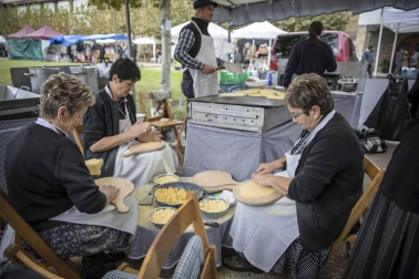 Urroz celebra su feria de artesanía y ganado.