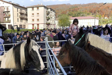 Cientos de puestos de venta, una exposición de maquinaria agrícola y la elegancia de una ganadería.