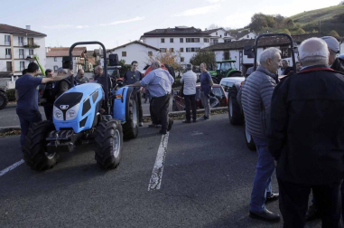 Cientos de puestos de venta, una exposición de maquinaria agrícola y la elegancia de una ganadería.