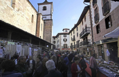 Cientos de puestos de venta, una exposición de maquinaria agrícola y la elegancia de una ganadería.