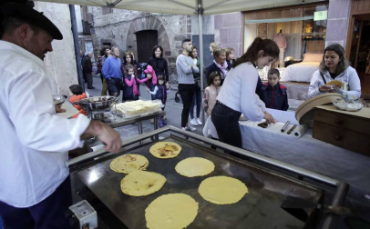 Cientos de puestos de venta, una exposición de maquinaria agrícola y la elegancia de una ganadería.