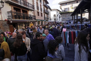 Cientos de puestos de venta, una exposición de maquinaria agrícola y la elegancia de una ganadería.