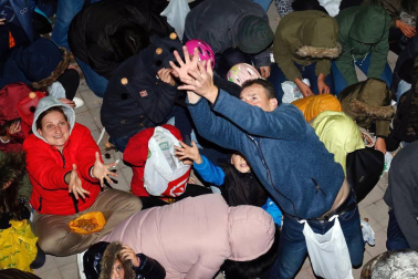Lanzamiento de nueces en las fiestas de la Virgen de la Peña de Fustiñana