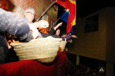 Lanzamiento de nueces en las fiestas de la Virgen de la Peña de Fustiñana