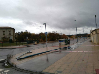 Imágenes de los daños causados por el autobús robado en Tafalla, que ha chocado contra varios coches, uno de policía, tras conducir en dirección contraria, y cuyo conductor ha dado positivo en drogas.