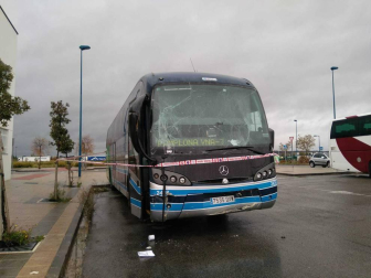 Imágenes de los daños causados por el autobús robado en Tafalla, que ha chocado contra varios coches, uno de policía, tras conducir en dirección contraria, y cuyo conductor ha dado positivo en drogas.