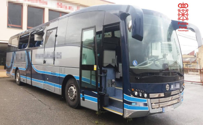 Roba un autobús en Tafalla y choca contra varios coches, uno de policía, tras conducir en dirección contraria