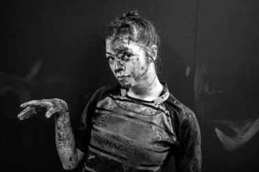 La fotógrafa refleja sus tres años de convivencia con las jugadoras de La Única, el único equipo de rugby de Navarra. La exposición estará en la Sala de la Muralla de Baluarte hasta el domingo.