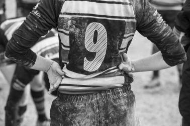 La fotógrafa refleja sus tres años de convivencia con las jugadoras de La Única, el único equipo de rugby de Navarra. La exposición estará en la Sala de la Muralla de Baluarte hasta el domingo.