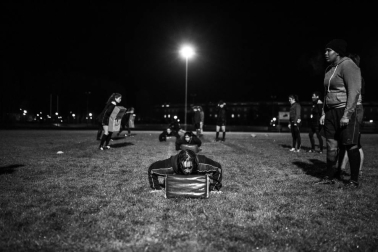 La fotógrafa refleja sus tres años de convivencia con las jugadoras de La Única, el único equipo de rugby de Navarra. La exposición estará en la Sala de la Muralla de Baluarte hasta el domingo.