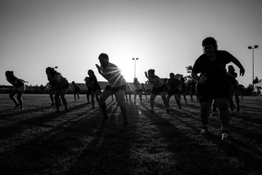 La fotógrafa refleja sus tres años de convivencia con las jugadoras de La Única, el único equipo de rugby de Navarra. La exposición estará en la Sala de la Muralla de Baluarte hasta el domingo.
