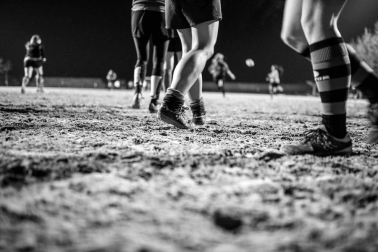 La fotógrafa refleja sus tres años de convivencia con las jugadoras de La Única, el único equipo de rugby de Navarra. La exposición estará en la Sala de la Muralla de Baluarte hasta el domingo.