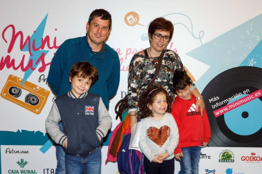 Por segundo año consecutivo, Minimusic organizó un concierto didáctico de la mano de Brandok y Diario de Navarra. Un evento para compartir en familia que bajo el título 'Descubriendo el Pop Español' encandiló con temas de grupos tan emblemáticos como Radio Futura, Loquillo y los Trogloditas, Hombres G, Nacha Pop o el Último de la Fila. El grupo La Poptelera fue el encargado de subir al escenario y hacer vibrar con su música a los espectadores.
