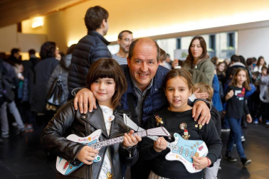 Por segundo año consecutivo, Minimusic organizó un concierto didáctico de la mano de Brandok y Diario de Navarra. Un evento para compartir en familia que bajo el título 'Descubriendo el Pop Español' encandiló con temas de grupos tan emblemáticos como Radio Futura, Loquillo y los Trogloditas, Hombres G, Nacha Pop o el Último de la Fila. El grupo La Poptelera fue el encargado de subir al escenario y hacer vibrar con su música a los espectadores.