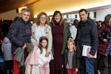 Por segundo año consecutivo, Minimusic organizó un concierto didáctico de la mano de Brandok y Diario de Navarra. Un evento para compartir en familia que bajo el título 'Descubriendo el Pop Español' encandiló con temas de grupos tan emblemáticos como Radio Futura, Loquillo y los Trogloditas, Hombres G, Nacha Pop o el Último de la Fila. El grupo La Poptelera fue el encargado de subir al escenario y hacer vibrar con su música a los espectadores.