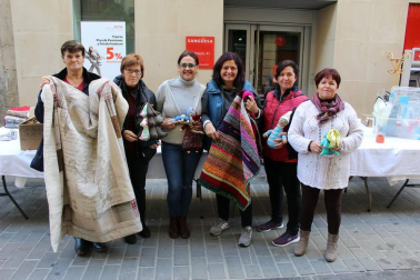 El sábado 17 de noviembre se celebró, a lo largo de la calle Mayor de Sangüesa, la segunda edición de la Muestra de ong y asociaciones que trabajan en el ámbito de la cooperación internacional y la acción social local. Una iniciativa que busca visibilizar el trabajo de estos colectivos, así como de su voluntariado, y que está organizado por la Comisión de Asuntos Sociales del Ayuntamiento de Sangüesa/Zangoza.