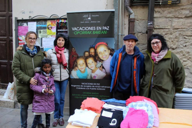 El sábado 17 de noviembre se celebró, a lo largo de la calle Mayor de Sangüesa, la segunda edición de la Muestra de ong y asociaciones que trabajan en el ámbito de la cooperación internacional y la acción social local. Una iniciativa que busca visibilizar el trabajo de estos colectivos, así como de su voluntariado, y que está organizado por la Comisión de Asuntos Sociales del Ayuntamiento de Sangüesa/Zangoza.