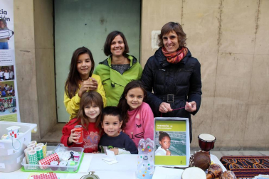 El sábado 17 de noviembre se celebró, a lo largo de la calle Mayor de Sangüesa, la segunda edición de la Muestra de ong y asociaciones que trabajan en el ámbito de la cooperación internacional y la acción social local. Una iniciativa que busca visibilizar el trabajo de estos colectivos, así como de su voluntariado, y que está organizado por la Comisión de Asuntos Sociales del Ayuntamiento de Sangüesa/Zangoza.
