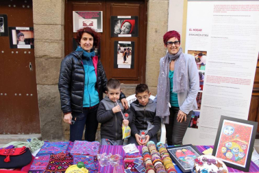 El sábado 17 de noviembre se celebró, a lo largo de la calle Mayor de Sangüesa, la segunda edición de la Muestra de ong y asociaciones que trabajan en el ámbito de la cooperación internacional y la acción social local. Una iniciativa que busca visibilizar el trabajo de estos colectivos, así como de su voluntariado, y que está organizado por la Comisión de Asuntos Sociales del Ayuntamiento de Sangüesa/Zangoza.