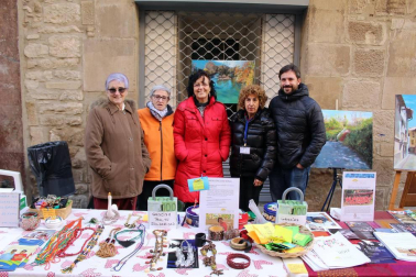 El sábado 17 de noviembre se celebró, a lo largo de la calle Mayor de Sangüesa, la segunda edición de la Muestra de ong y asociaciones que trabajan en el ámbito de la cooperación internacional y la acción social local. Una iniciativa que busca visibilizar el trabajo de estos colectivos, así como de su voluntariado, y que está organizado por la Comisión de Asuntos Sociales del Ayuntamiento de Sangüesa/Zangoza.