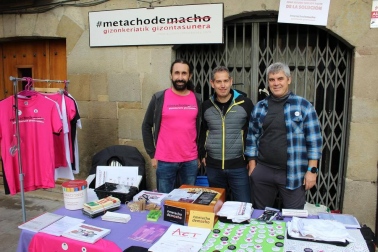 El sábado 17 de noviembre se celebró, a lo largo de la calle Mayor de Sangüesa, la segunda edición de la Muestra de ong y asociaciones que trabajan en el ámbito de la cooperación internacional y la acción social local. Una iniciativa que busca visibilizar el trabajo de estos colectivos, así como de su voluntariado, y que está organizado por la Comisión de Asuntos Sociales del Ayuntamiento de Sangüesa/Zangoza.