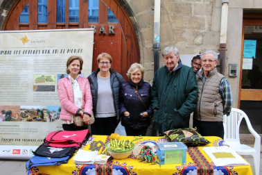 El sábado 17 de noviembre se celebró, a lo largo de la calle Mayor de Sangüesa, la segunda edición de la Muestra de ong y asociaciones que trabajan en el ámbito de la cooperación internacional y la acción social local. Una iniciativa que busca visibilizar el trabajo de estos colectivos, así como de su voluntariado, y que está organizado por la Comisión de Asuntos Sociales del Ayuntamiento de Sangüesa/Zangoza.