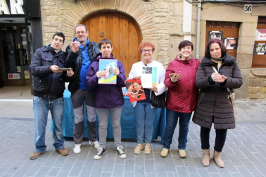 El sábado 17 de noviembre se celebró, a lo largo de la calle Mayor de Sangüesa, la segunda edición de la Muestra de ong y asociaciones que trabajan en el ámbito de la cooperación internacional y la acción social local. Una iniciativa que busca visibilizar el trabajo de estos colectivos, así como de su voluntariado, y que está organizado por la Comisión de Asuntos Sociales del Ayuntamiento de Sangüesa/Zangoza.
