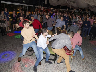 El sábado 17 de noviembre, la zona Chic del Complejo Castejón se convirtió en el escenario perfecto para la quinta Gala de novios organizada por Ikemevoy Viajes. Una cita ya ineludible para las parejas que están planificando su próxima boda y en la que pueden compartir experiencias, disfrutar de una suculenta cena, participar en sorteos y otras muchas actividades que convierten cada año este encuentro en una auténtica fiesta.
