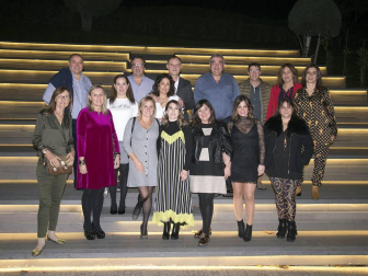 El sábado 17 de noviembre, la zona Chic del Complejo Castejón se convirtió en el escenario perfecto para la quinta Gala de novios organizada por Ikemevoy Viajes. Una cita ya ineludible para las parejas que están planificando su próxima boda y en la que pueden compartir experiencias, disfrutar de una suculenta cena, participar en sorteos y otras muchas actividades que convierten cada año este encuentro en una auténtica fiesta.