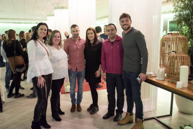 El sábado 17 de noviembre, la zona Chic del Complejo Castejón se convirtió en el escenario perfecto para la quinta Gala de novios organizada por Ikemevoy Viajes. Una cita ya ineludible para las parejas que están planificando su próxima boda y en la que pueden compartir experiencias, disfrutar de una suculenta cena, participar en sorteos y otras muchas actividades que convierten cada año este encuentro en una auténtica fiesta.