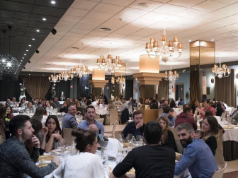 El sábado 17 de noviembre, la zona Chic del Complejo Castejón se convirtió en el escenario perfecto para la quinta Gala de novios organizada por Ikemevoy Viajes. Una cita ya ineludible para las parejas que están planificando su próxima boda y en la que pueden compartir experiencias, disfrutar de una suculenta cena, participar en sorteos y otras muchas actividades que convierten cada año este encuentro en una auténtica fiesta.