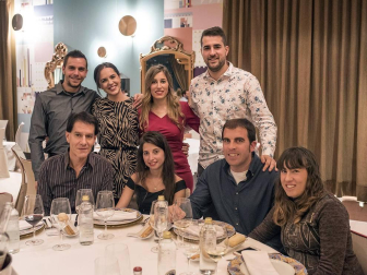 El sábado 17 de noviembre, la zona Chic del Complejo Castejón se convirtió en el escenario perfecto para la quinta Gala de novios organizada por Ikemevoy Viajes. Una cita ya ineludible para las parejas que están planificando su próxima boda y en la que pueden compartir experiencias, disfrutar de una suculenta cena, participar en sorteos y otras muchas actividades que convierten cada año este encuentro en una auténtica fiesta.