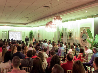 El sábado 17 de noviembre, la zona Chic del Complejo Castejón se convirtió en el escenario perfecto para la quinta Gala de novios organizada por Ikemevoy Viajes. Una cita ya ineludible para las parejas que están planificando su próxima boda y en la que pueden compartir experiencias, disfrutar de una suculenta cena, participar en sorteos y otras muchas actividades que convierten cada año este encuentro en una auténtica fiesta.