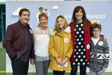 Bildu Lan, empresa ubicada en Torres de Elorz que está celebrando este año su 45 aniversario, organizó una jornada de puertas abiertas para familiares de los trabajadores. Photocall, juegos, visita a las instalaciones, aperitivo y sorteos fueron algunas de las actividades programadas a lo largo de esta jornada festiva.