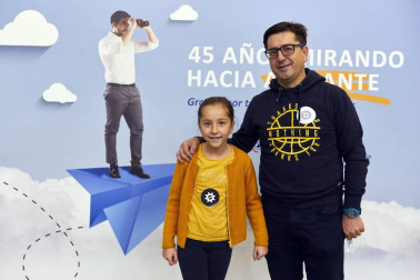 Bildu Lan, empresa ubicada en Torres de Elorz que está celebrando este año su 45 aniversario, organizó una jornada de puertas abiertas para familiares de los trabajadores. Photocall, juegos, visita a las instalaciones, aperitivo y sorteos fueron algunas de las actividades programadas a lo largo de esta jornada festiva.
