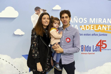Bildu Lan, empresa ubicada en Torres de Elorz que está celebrando este año su 45 aniversario, organizó una jornada de puertas abiertas para familiares de los trabajadores. Photocall, juegos, visita a las instalaciones, aperitivo y sorteos fueron algunas de las actividades programadas a lo largo de esta jornada festiva.