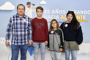 Bildu Lan, empresa ubicada en Torres de Elorz que está celebrando este año su 45 aniversario, organizó una jornada de puertas abiertas para familiares de los trabajadores. Photocall, juegos, visita a las instalaciones, aperitivo y sorteos fueron algunas de las actividades programadas a lo largo de esta jornada festiva.