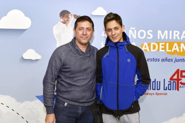 Bildu Lan, empresa ubicada en Torres de Elorz que está celebrando este año su 45 aniversario, organizó una jornada de puertas abiertas para familiares de los trabajadores. Photocall, juegos, visita a las instalaciones, aperitivo y sorteos fueron algunas de las actividades programadas a lo largo de esta jornada festiva.