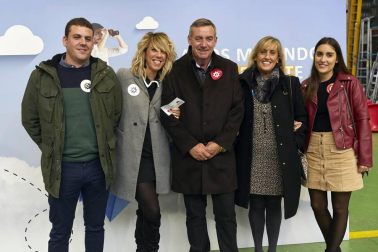 Bildu Lan, empresa ubicada en Torres de Elorz que está celebrando este año su 45 aniversario, organizó una jornada de puertas abiertas para familiares de los trabajadores. Photocall, juegos, visita a las instalaciones, aperitivo y sorteos fueron algunas de las actividades programadas a lo largo de esta jornada festiva.