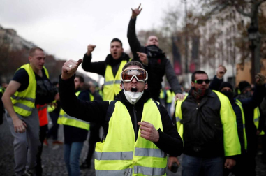 Los 'chalecos amarillos' se manifiestan de nuevo contra la subida de los impuestos de los carburantes
