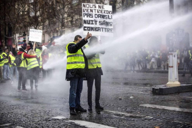 Los 'chalecos amarillos' se manifiestan de nuevo contra la subida de los impuestos de los carburantes