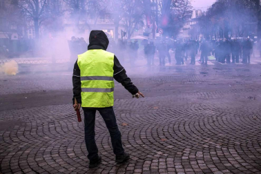 Los 'chalecos amarillos' se manifiestan de nuevo contra la subida de los impuestos de los carburantes