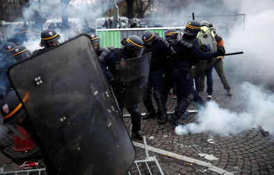 Los 'chalecos amarillos' se manifiestan de nuevo contra la subida de los impuestos de los carburantes