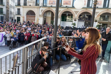 La artista ha participado en la concentración organizada en la capital ribera y ha cantado 'La puerta violeta'