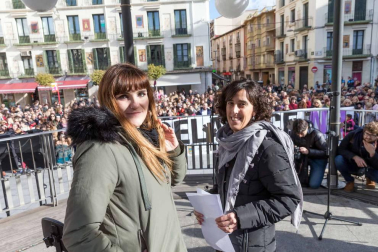 La artista ha participado en la concentración organizada en la capital ribera y ha cantado 'La puerta violeta'